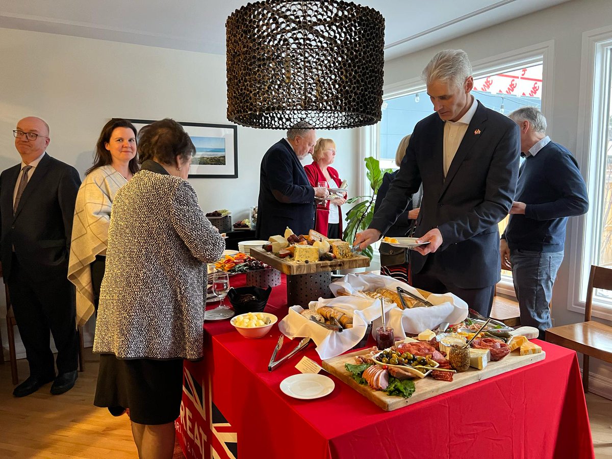 On Thursday, the Consulate was celebrating UK connections in Alberta. 
 
I was delighted to host outstanding Brits and Canadians with strong UK links for a "Spring" Reception. Fantastic to hear about the amazing contributions being made by Brits and British companies in Alberta.