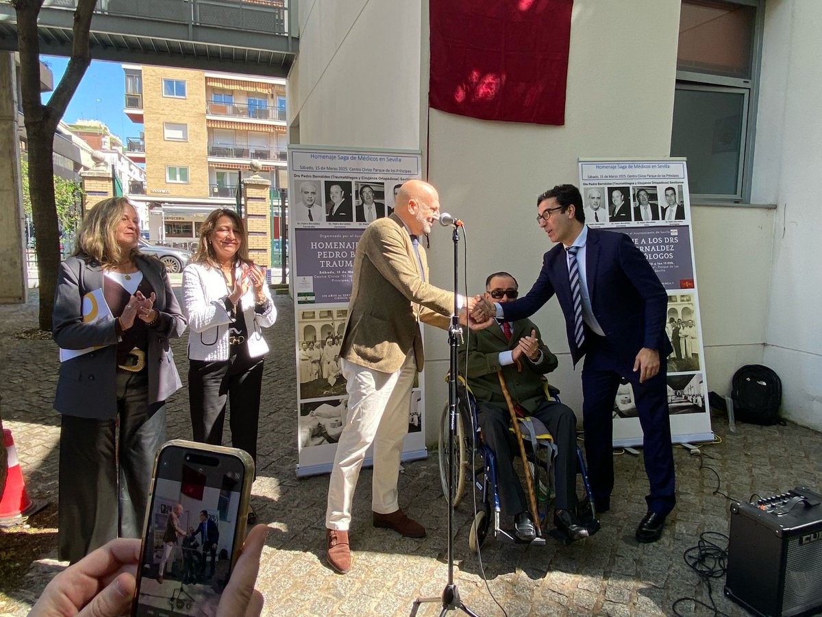 Hoy colocamos una merecida placa en <a href="/DtoLosRemedios/">Distrito Los Remedios (Sevilla)</a> homenajeando a los Doctores Pedro Bernáldez.  Saga de traumatólogos muy queridos en nuestra ciudad, muestra de excelencia médica y profundo compromiso social, con una labor humana que va más allá de la medicina. <a href="/Ayto_Sevilla/">Ayuntamiento de Sevilla</a>