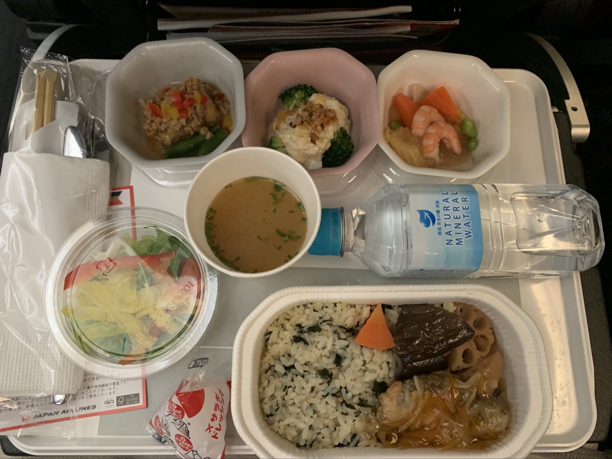 StudioMortlake's tweet photo. そういえば、アップするのを忘れていた行きしの機内食。ANAと趣向が違っていて面白い。どちらも美味しいけど。ワカメご飯は懐かしくて泣けた。#JAL https://t.co/n5szLu1gSi
