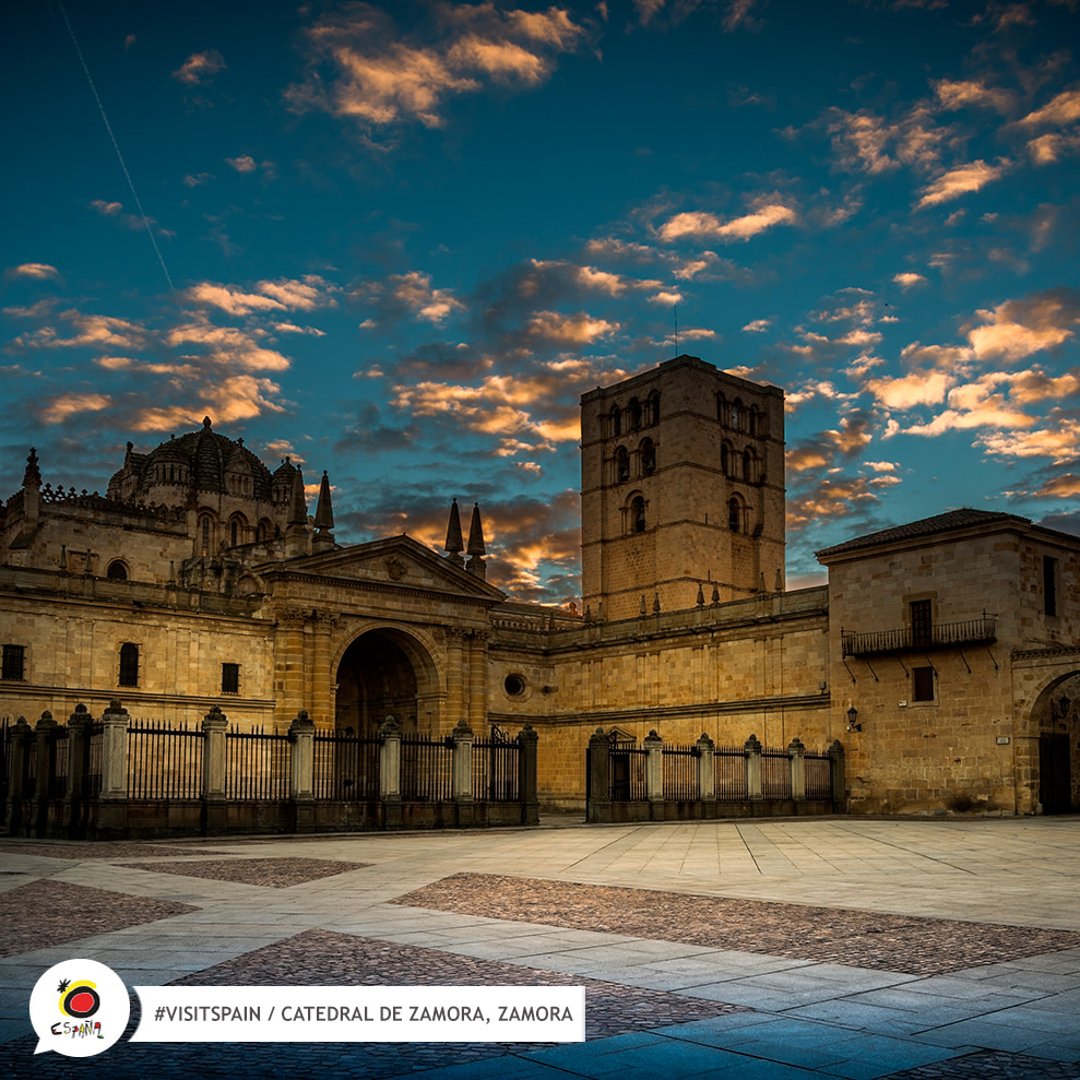 CyLEsVida's tweet photo. La seña de identidad de la Catedral de Zamora es su espectacular cimborrio de influencia bizantina y con escamas de piedra https://t.co/kUrOW9LcE3