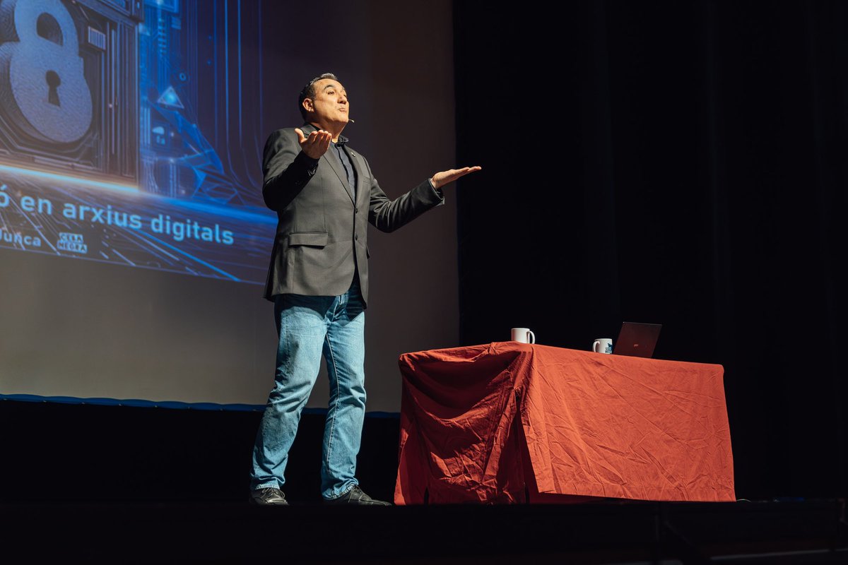 Amb en <a href="/BrunoPerezJunca/">Bruno Perez Junca</a> hem gaudit de la conferència Secrets a plena vista: l’art d’ocultar informació en arxius digitals