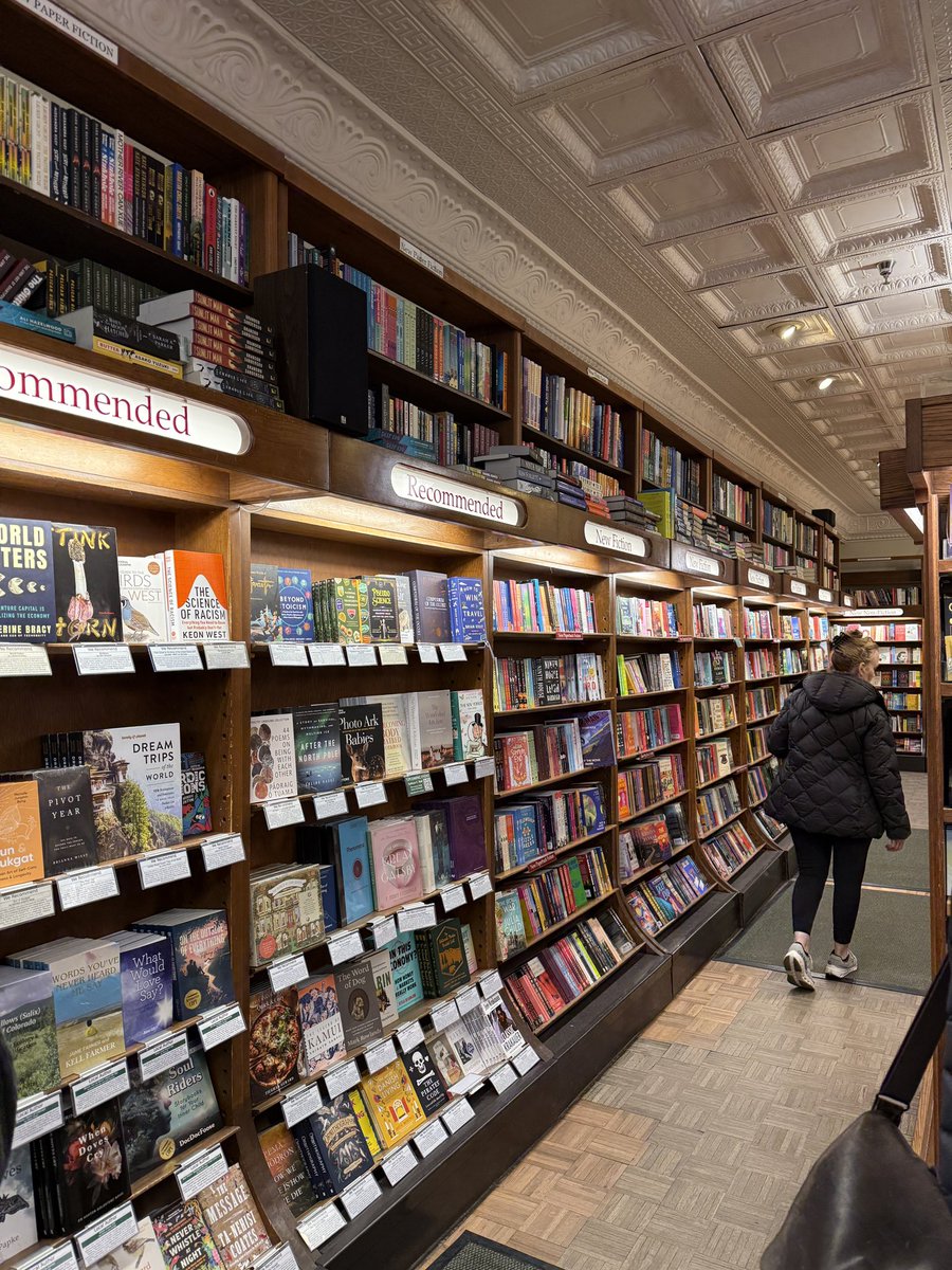GMMalliet's tweet photo. #bookstore #BoulderBookstore @boulderbooks thanks for stocking my #book 🙏 #Drivebysigning https://t.co/HXhmuQeqvJ