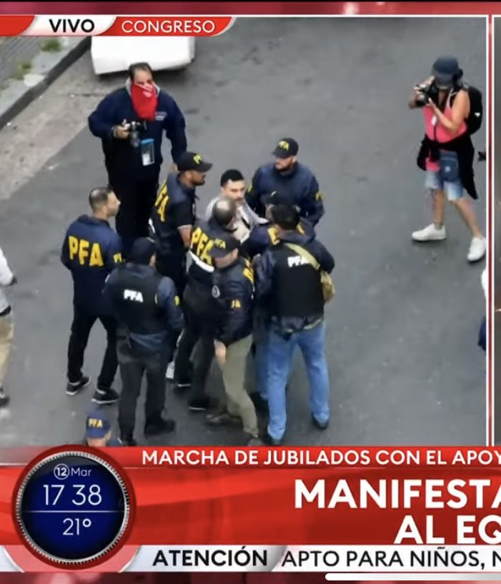 Es muy facil diferenciar entre un periodista que trabaja para el gobierno y un trabajador de prensa que muestra la verdad.

A uno lo escolta la policia, y al otro lo intentan asesinar.

Justicia por Pablo Grillo.

#MileiAsesino