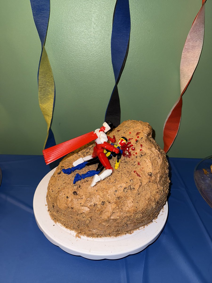 gh0ulz_'s tweet photo. girlfriend threw me a surprise party for my 22nd birthday that was Invincible themed and this is the cake she made for it c: https://t.co/rKAY0NUskn
