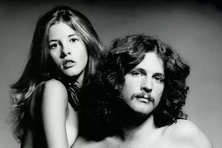 ttliterario's tweet photo. 15. Daisy Jones &amp; The Six, de Taylor J.Reid
🔗  https://t.co/OmX5cUk8N0

Dentre as várias inspirações, a autora disse que se baseou bastante na dinâmica entre Stevie Nicks e Lindsay Buckingham para a criação dos personagens principais https://t.co/A3xSL2FpYu