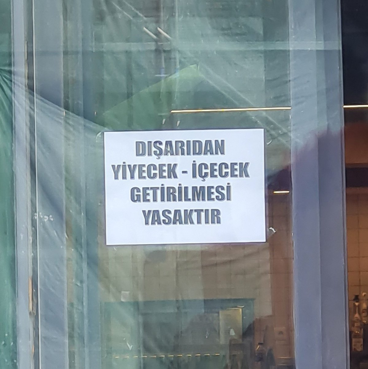 Her yazılan olsaydı
büyü gerçek,
Naci rektör,
dışarıdan yiyecek ve içecek getirmek yasak olurdu.