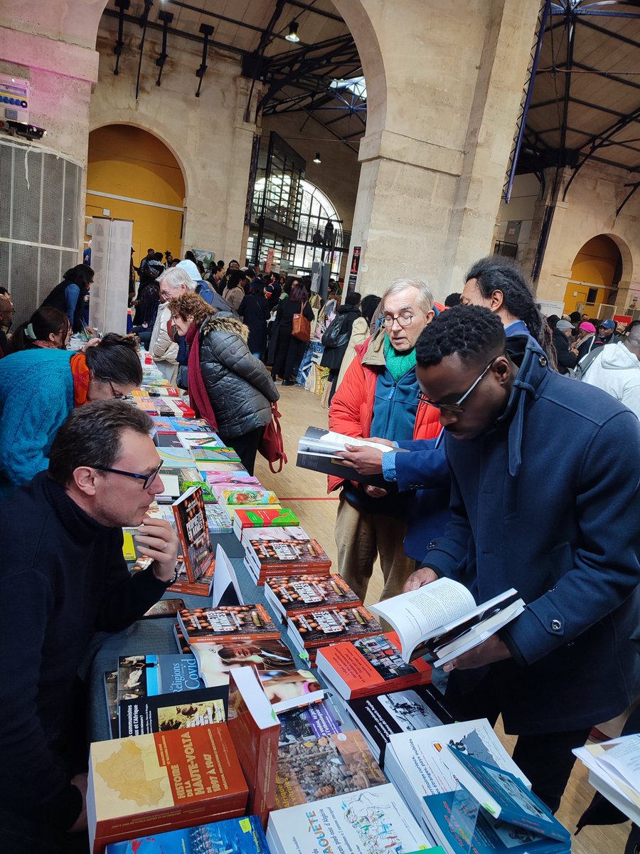 Hémisphères Editions (@hemispheresedit) on Twitter photo Au <a href="/salondulivreaf2/">salondulivreafricaindeparis</a> aujourd'hui, Marc-Antoine Pérouse de Montclos dédicaçait son livre : "prophètes en armes" Au <a href="/salondulivreaf2/">salondulivreafricaindeparis</a> aujourd'hui, Marc-Antoine Pérouse de Montclos dédicaçait son livre : "prophètes en armes"