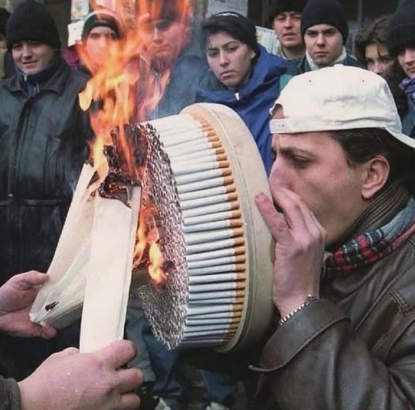 thiagoschutzofc's tweet image. Deixa fumar um cigarrinho pra desestressar