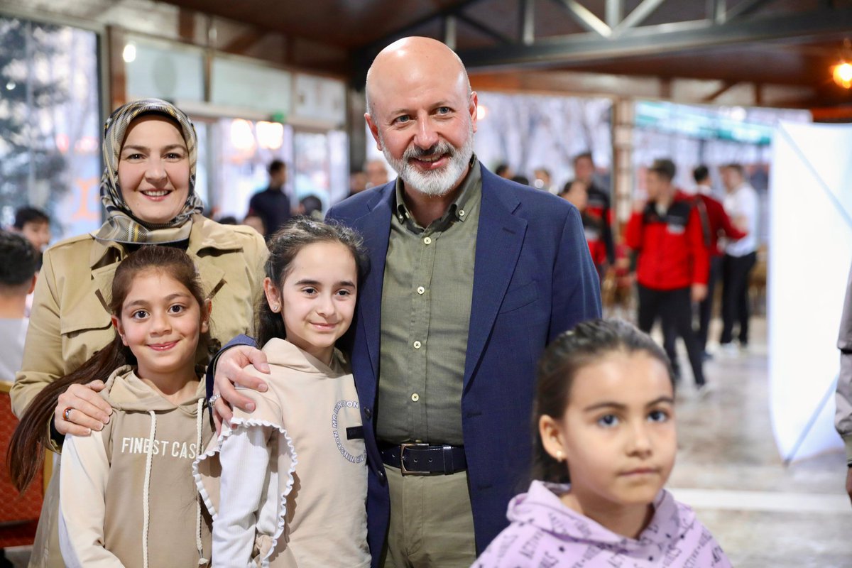 fatmacolakbay's tweet photo. Kıymetli evlatlarımız ve aileleri ile birlikte iftar sevincimiz bir, gönül bağlarımız bir 

"Yetim Gülerse Dünya Güler"

#HayırlıRamazanlar https://t.co/7IewWzb3EW