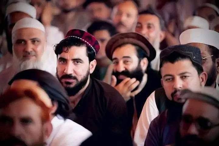 پۀ جومات کښې پۀ ممبر ملا شهید دی
خــــــــــدایه نن د لر او بر ملا شهید دی

#statekilledmuftimunirshakir