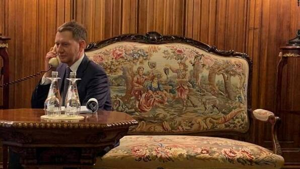 DB3TK's tweet photo. @IAPonomarenko Putin loves to humuiliate his sycophants. This is @MPKretschmer sitting in the German embassy in Moscow, talking to Putin on the phone. That's all he got, instead of the intended meeting. https://t.co/8YeBlqMK7A