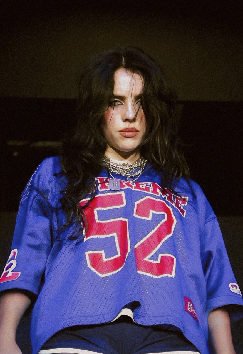 mirrorbilllie's tweet photo. she looked SO unreal for this show like what was in the air omfg https://t.co/b32JEYNsLY