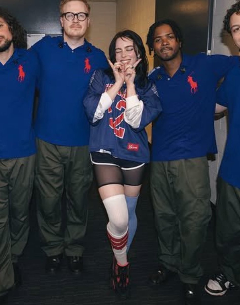 mirrorbilllie's tweet photo. she looked SO unreal for this show like what was in the air omfg https://t.co/b32JEYNsLY