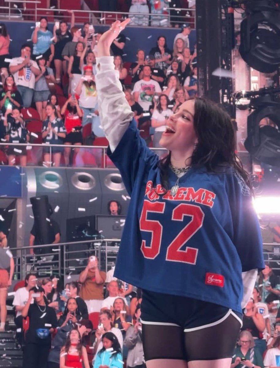 mirrorbilllie's tweet photo. she looked SO unreal for this show like what was in the air omfg https://t.co/b32JEYNsLY