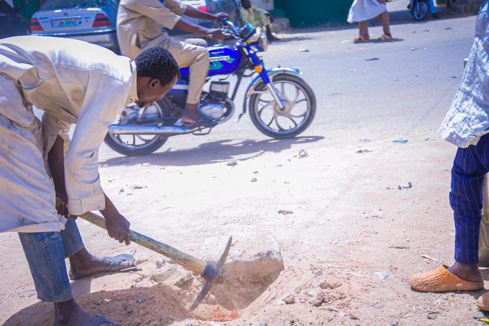 kokisagir's tweet photo. Earlier today, our representatives took measurements of the entire front yard of Gidan Kabara, a revered place of worship, for the installation of solar powered street lights. Once completed, we will cover the ground with interlocks to enhance the environment.
#RuwaYayiMaganinDauda