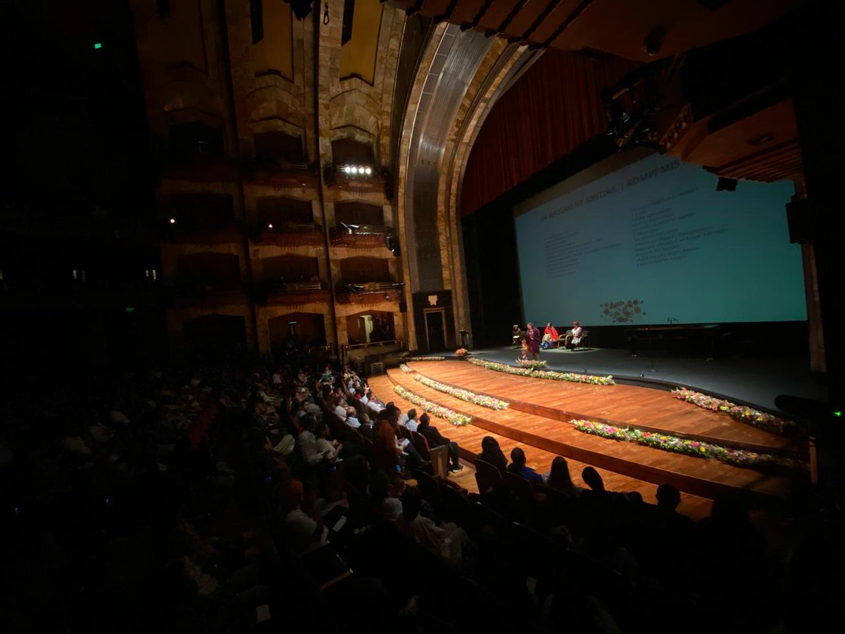 HomoEspacios's tweet photo. 🌿📖 La poesía en lenguas originarias llega a la Sala Principal del Palacio de Bellas Artes 🎶✨

Por primera vez en la historia, la poesía en lenguas originarias resuena en la Sala Principal del Palacio de Bellas Artes, en un recital que celebra la riqueza literaria y la diversidad lingüística de México. Como parte del Año de la Mujer Indígena, este evento reúne a diez destacadas creadoras que comparten su voz poética en maya, mixteco, náhuatl, purépecha, zapoteco, mixe, tsotsil, zoque, ch’ol, entre otras lenguas.

https://t.co/7M3jVkIUxR

@literaturainba @HBoetto