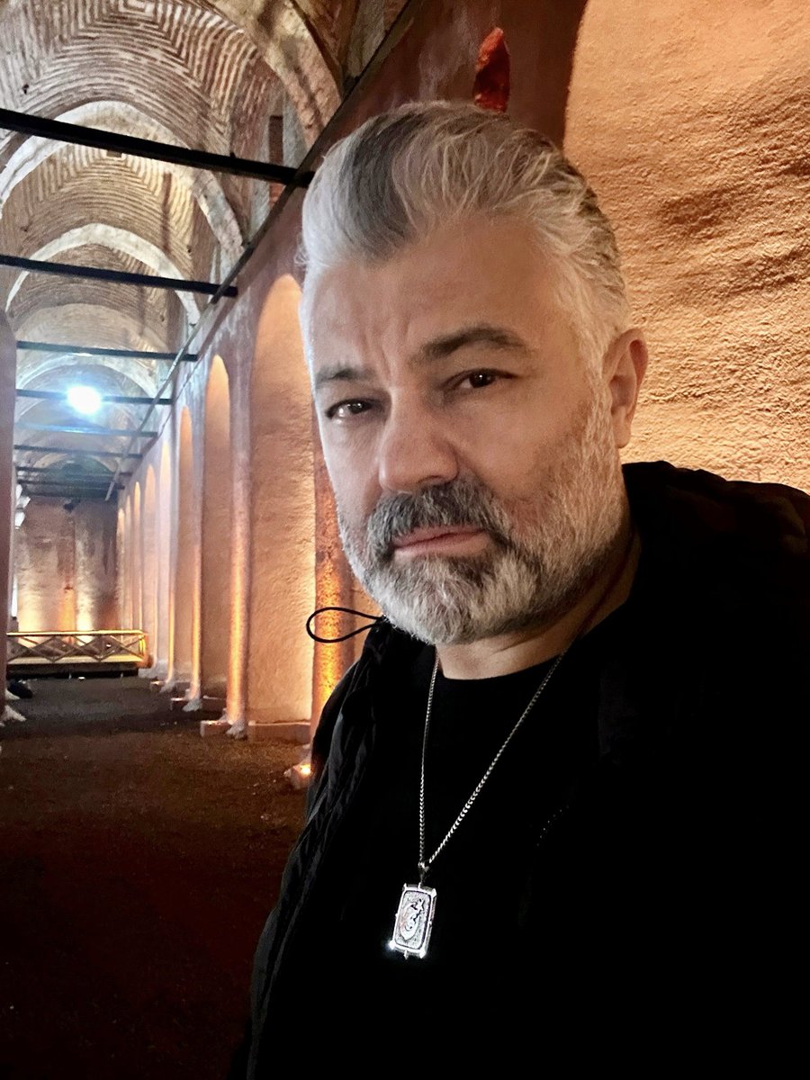 Bazı mutluklar vardır sadece hayal ettiğin ve hak etmediğin için Rabbinden dileyemediğin. ALİ Eşitmez 🇹🇷