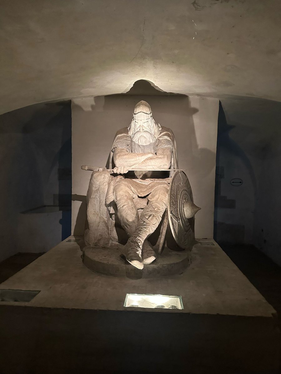 zennimo's tweet photo. Kronborg, Danimarka'nın Helsingør şehrinde bulunan bir tahkimat ve kaledir. William Shakespeare'in Hamlet oyununda Elsinore olarak ölümsüzleştirilen Kronborg, Kuzey Avrupa'daki en önemli Rönesans kalelerinden biridir.
#tobeornottobe
#Shakespeare
#Hamlet
#Kronborg https://t.co/5vCEUtb4IG