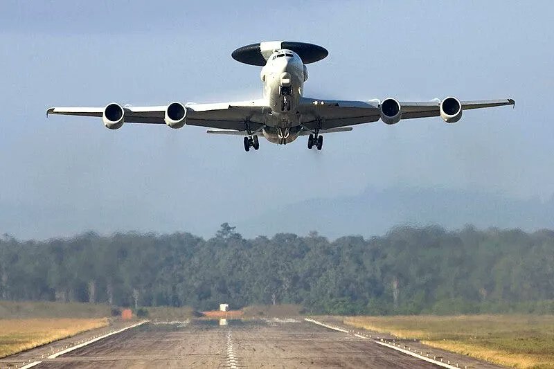 Frankreich zieht die Handschuhe aus und rückt näher an das Schlachtfeld heran.
Gestern flog ein französisches E-3F AWACS stundenlang über den Himmel Osteuropas, flankiert von zwei Rafale-Kampfjets – in einer Mission, die alles veränderte. Europa sammelt eigene Daten