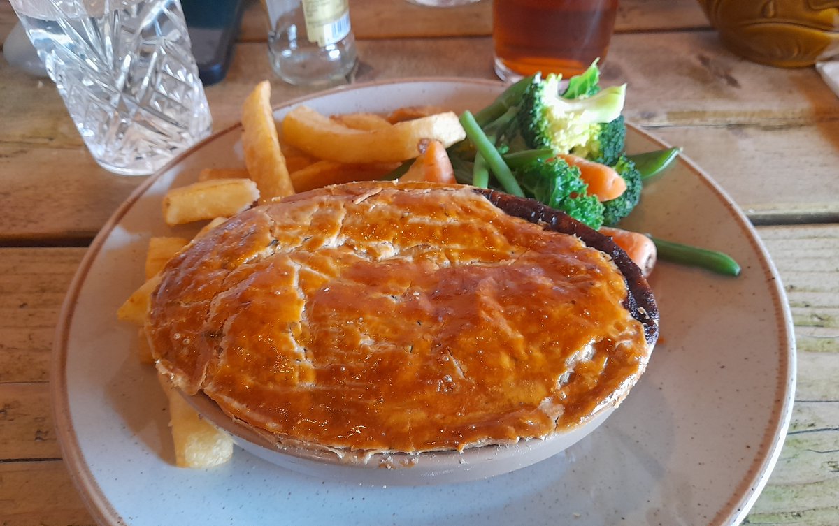 1StevieKilner's tweet photo. I had an Aberdeen Angus beef and ale pie today.
It was topped with a herb and suet crust, served with vegetables and home-cut chips and washed down with a pint.
It was ruddy tremendous.
Anyone else have a pie today?
#PieWatch https://t.co/290kustALO