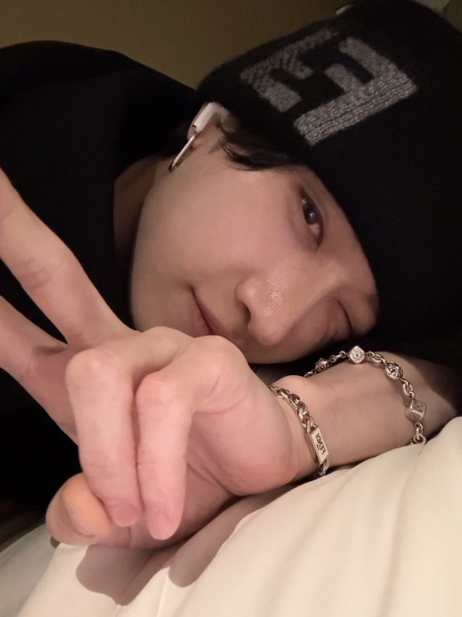 🐺 - 🌱
[160325] 12:35 AM KST

*SELFIE