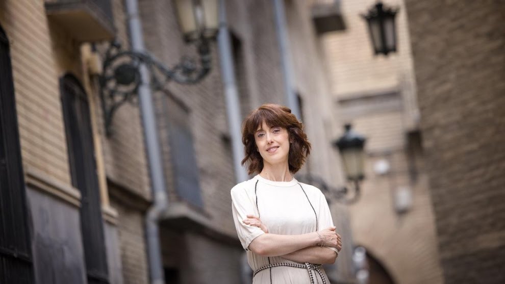 Bibliomaniatico's tweet image. "No creo que leer nos haga ser mejores personas. Hay grandes lectores que son genocidas o dictadores".
Irene Vallejo.