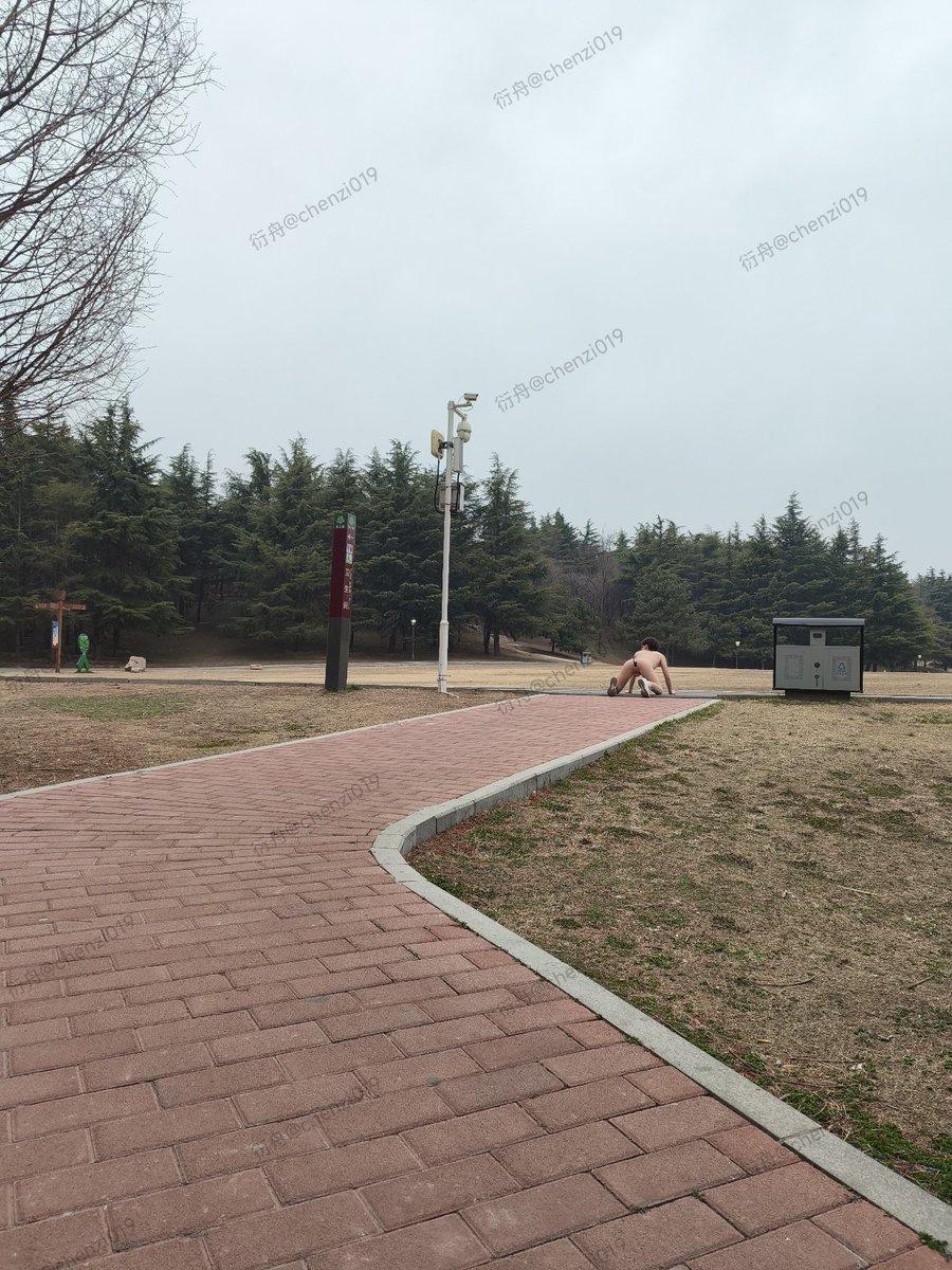 小狗白天公园全裸戴锁暴露，人还挺多的，有人要来遛狗吗☺️ #锁狗 #人犬 #暴露 #男大 #野裸