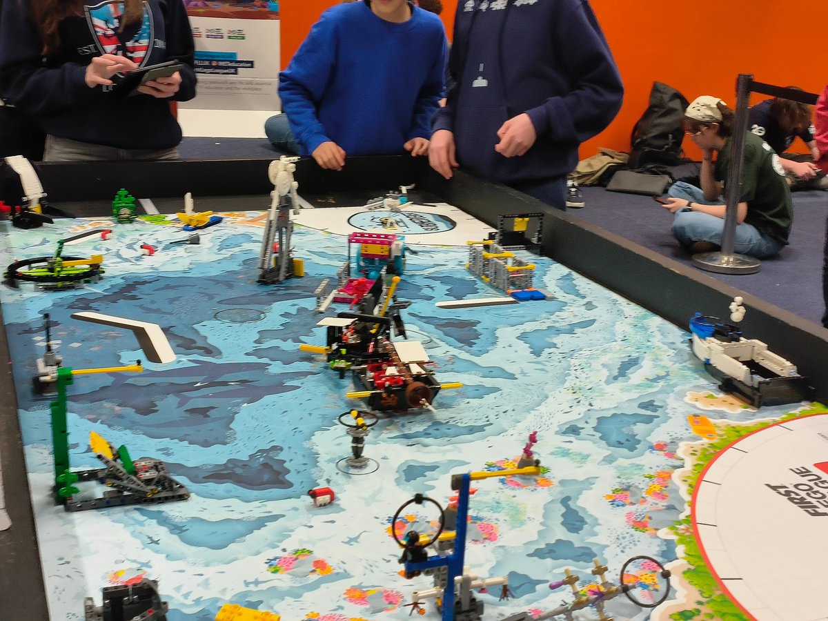 Alleyns_Science's tweet photo. Amazing performance from these @AlleynsSchool LS students today, placing 2nd place after a very dramatic knockout round of @firstlegoleague. #AlleynsSTEM #AlleynsScience https://t.co/raDPHxFsE9