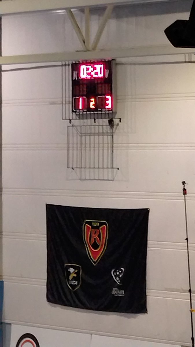 JackGlade's tweet photo. @scclassic @KooveeN1 Ainoa maali toisessa erässä kotijoukkueen toimesta, näin 1-3-lukemissa viimeiseen erään. @KooveeN1 tiivisti puolustusta ja Tuulia Aho osui vastahyökkäyksestä. Mielenkiintoiseen kolmanteen erään @RuutuUrheilu kautta! #salibandy #fliigan https://t.co/o0YlZ2lHpy