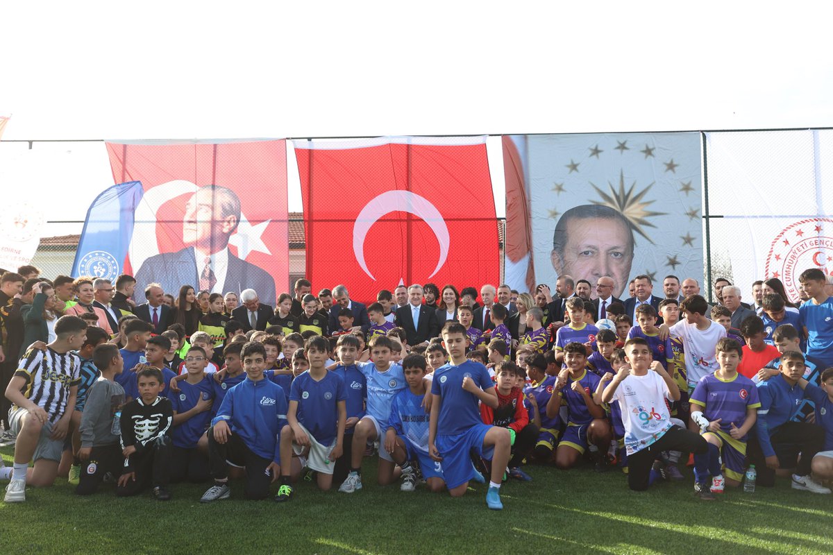 OA_BAK's tweet photo. Her şehri, her ilçeyi hatta her mahalleyi spor tesisleriyle donatıyoruz!🏟️

Bugün Edirne’de Karaağaç Stadı’mızı gençlerimizle açtık.🇹🇷

Ne ekranlar ne sosyal medya, er meydanı burası! Burada icraat konuşur… https://t.co/9reanNzK7k