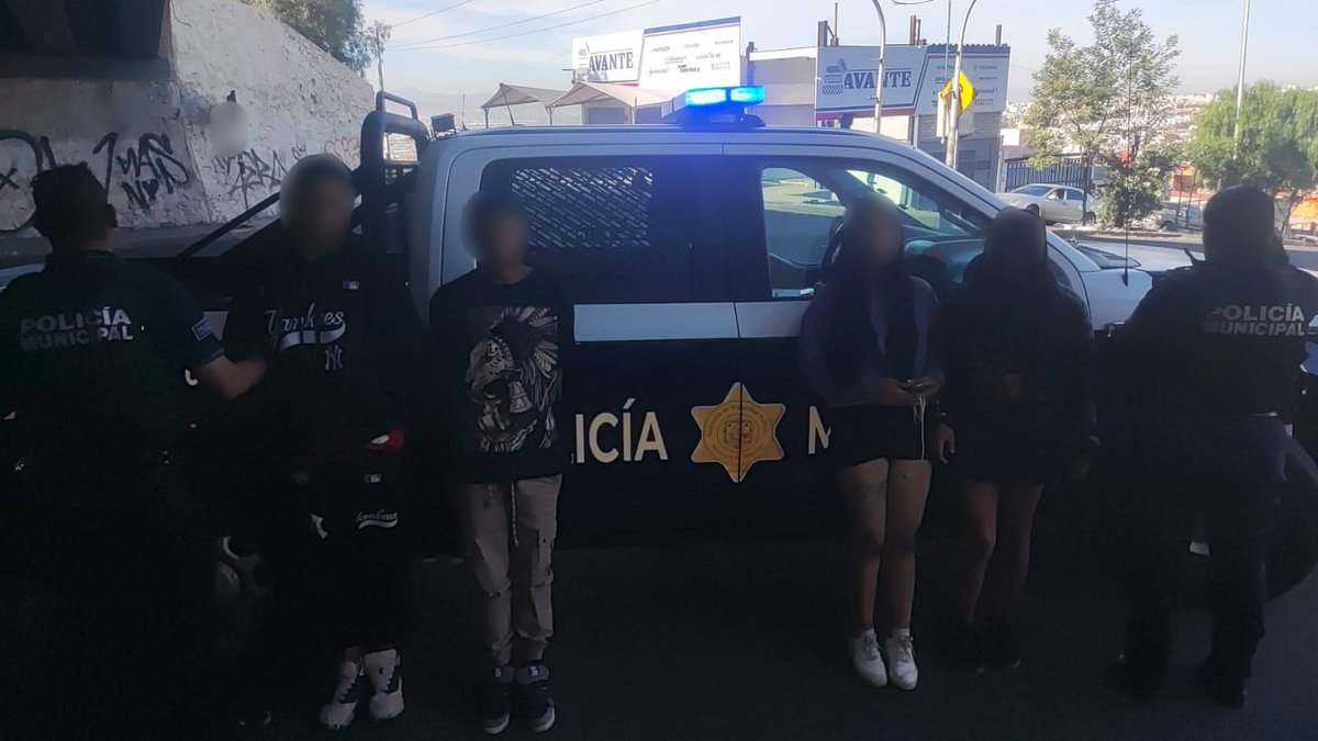 Policías de la #SSPMQ aseguran a cuatro personas por delitos contra la seguridad en la colonia San Pedrito Peñuelas.
1/4
