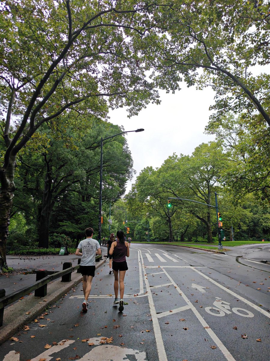 There are still a lot of people running in the morning.