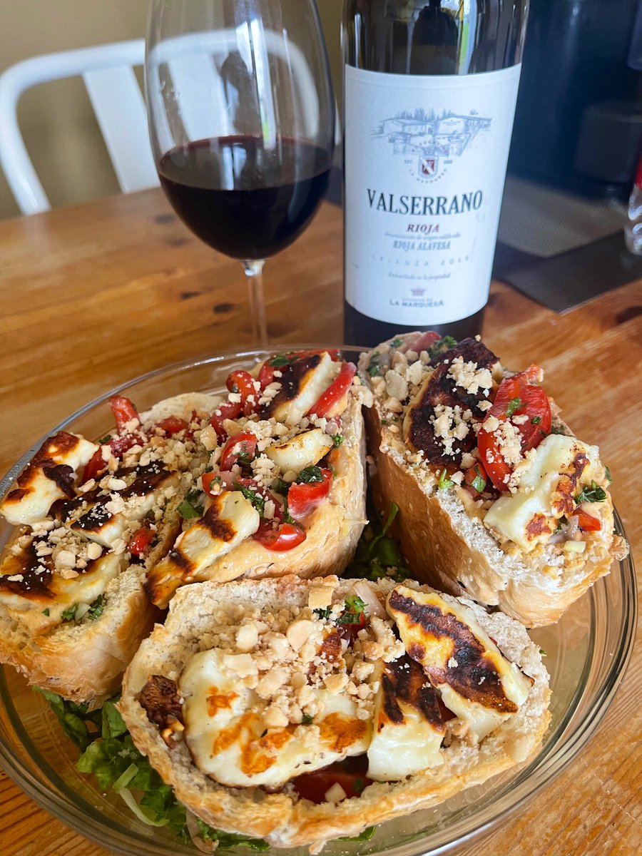 joukesp's tweet photo. #SaturdayLunch #Vegetarian #Humus #RedBellPepper #Tomato #Salad #Halloumi
Still snottering away but slowly moving back to normal.😃Another vegetarian 1st.
Stuffed Turkish bread w home made humus, red bell pepper-tomato-onion + grilled halloumi.
This turned out surprisingly tasty! https://t.co/Kr0NoDQAbU