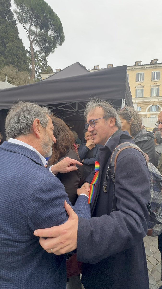 AngeloBonelli1's tweet photo. In Piazza del Popolo insieme a donne e uomini che chiedono a gran voce un’Europa unita che guarda al futuro dei nostri giovani. L’Eu già spende in armi 730 mld € (+58% della Russia). No follia bellicista. Si all’Europa punto di riferimento della diplomazia per un futuro di #pace https://t.co/R69ID8igpd