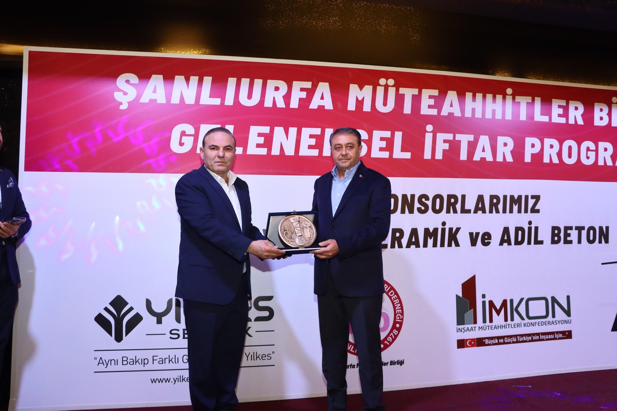 Belediye Başkanımız Nihat Çiftçi; Şanlıurfa Valimiz Hasan Şıldak ile, Şanlıurfa Müteahhitler Birliği'nin düzenlediği Geleneksel İftar Programına katılım sağladı. 

Müteahhitler Birliği'ne ve üyelerine güzel program için teşekkür ederiz.