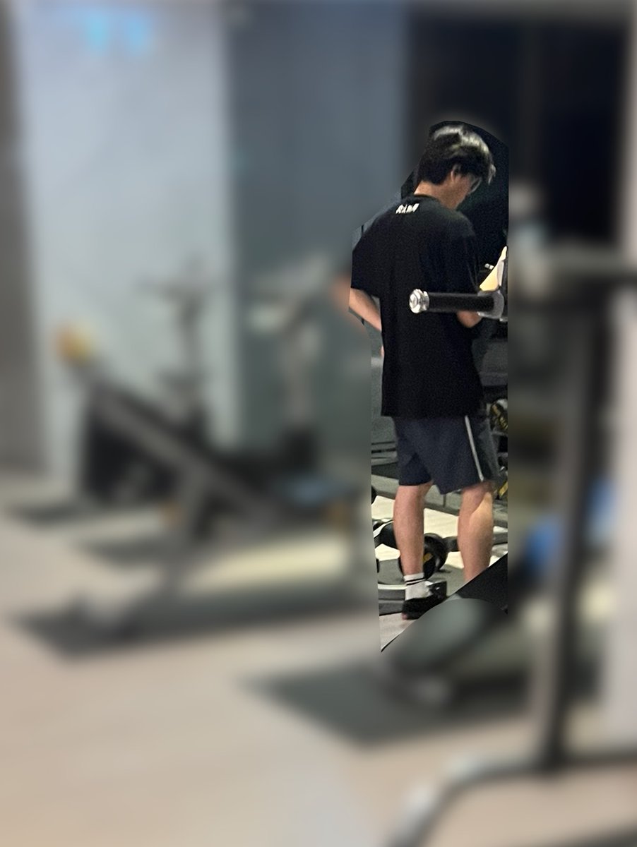 moo_mooooo7997's tweet photo. 剛訓練完的大學生
趁著器材上的汗水還沒乾

把屌湊上去磨蹭，最後還把學生殘留的汗抹在屌上

好想打出來⋯⋯⋯

#變態 #汗味 https://t.co/RBDW58TLRB