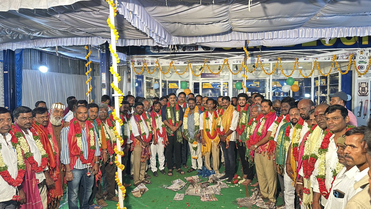 kata_SrinuGoud's tweet photo. బీరంగూడలో సుధాకర్ & శేఖర్ గార్లు నూతనంగా ఏర్పాటు చేసిన Sparex Car Decors ను ప్రారంభించి శుభాకాంక్షలు తెలియజేసిన పటాన్చెరు నియోజకవర్గ కాంగ్రెస్ పార్టీ ఇంఛార్జి కాట శ్రీనివాస్ గౌడ్ గారు
#katasrinivasgoud #patancheru #kata #ksg #cardecor #opening #ceremony https://t.co/IUk0PZG0sL