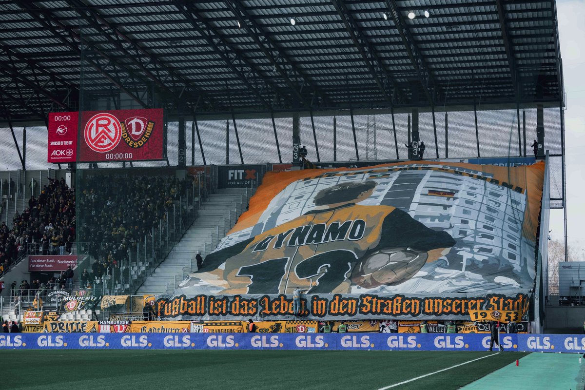 DynamoDresden's tweet photo. Den Punkt nehmen wir mit und gehen ungeschlagen aus der Englischen Woche! Danke für Eure grandiose Unterstützung an der Hafenstraße in Essen! Kommt gut nach Hause und bitte füllt den Auswärtsfragebogen aus! ✍️👉 https://t.co/RNNnJhyUL8 #RWESGD #sgd1953 https://t.co/NJaN5kJexE