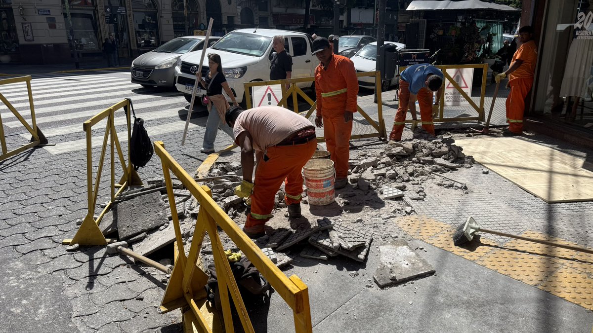 OID_MORTALES's tweet photo. @jorgemacri estimado 2025, romper baldosas sanas para cambiar por otras iguales sin necesidad, es un acto de corrupción, cuando al país no le sobra plata! Le ruego que revea ese  tema porque justo por eso perdieron muchos politicos, confiando en su sapiencia lo ilustro https://t.co/oJpjEEGPzD
