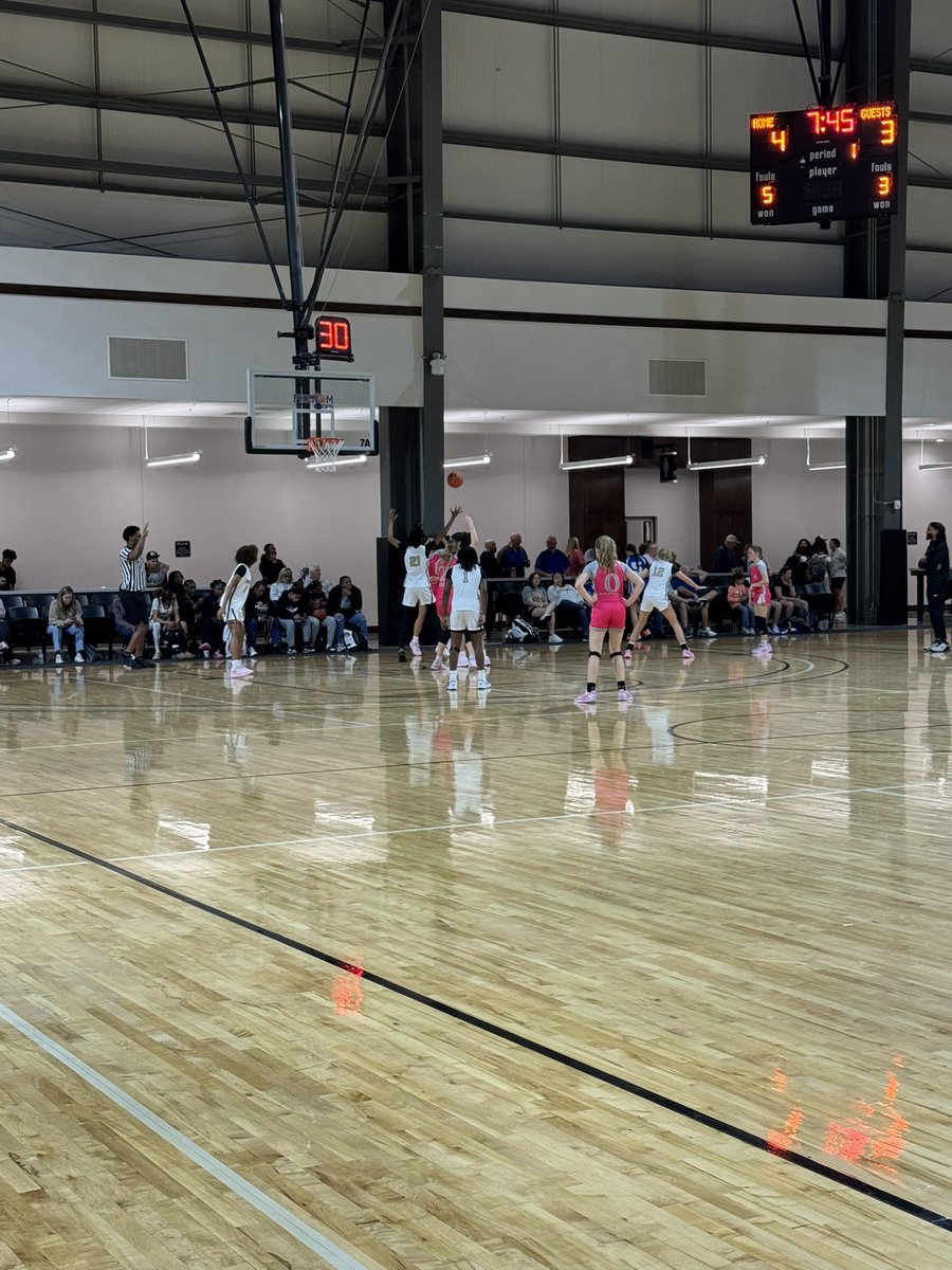 LadyPhenomHoops's tweet photo. Great 2029 battle going on between Team Griggs &amp; Carolina Hornets!! #PhenomOpening https://t.co/GGHMOfm1xp