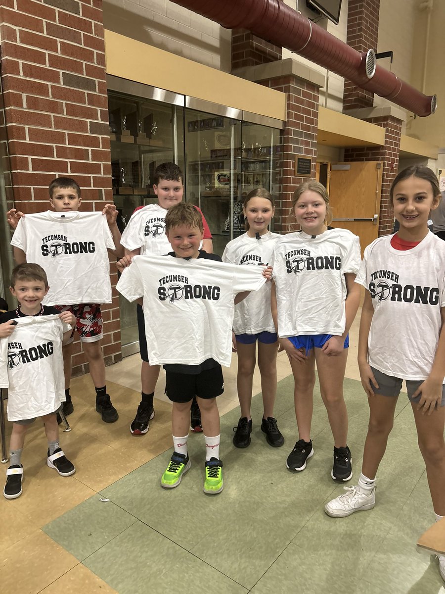 TecumsehStrong's tweet photo. We had a great last morning of Breakfast Club!!! Thank you to all of the coaches who volunteered each weekend! Thank you to all of our parents who served food each weekend!! Thank you Reiter Dairy for donating milk and orange juice each week! 
#tecumsehstrong #familyon3 https://t.co/i1cNZSe1Jq