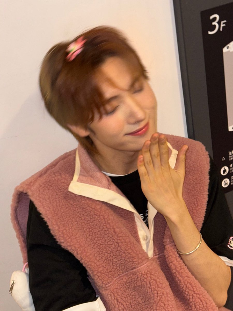 182cmtall's tweet photo. he’s violating the labor standards act because his beauty works hard 24 hours a day or whatever shinyu said https://t.co/7OhE6nmIfT