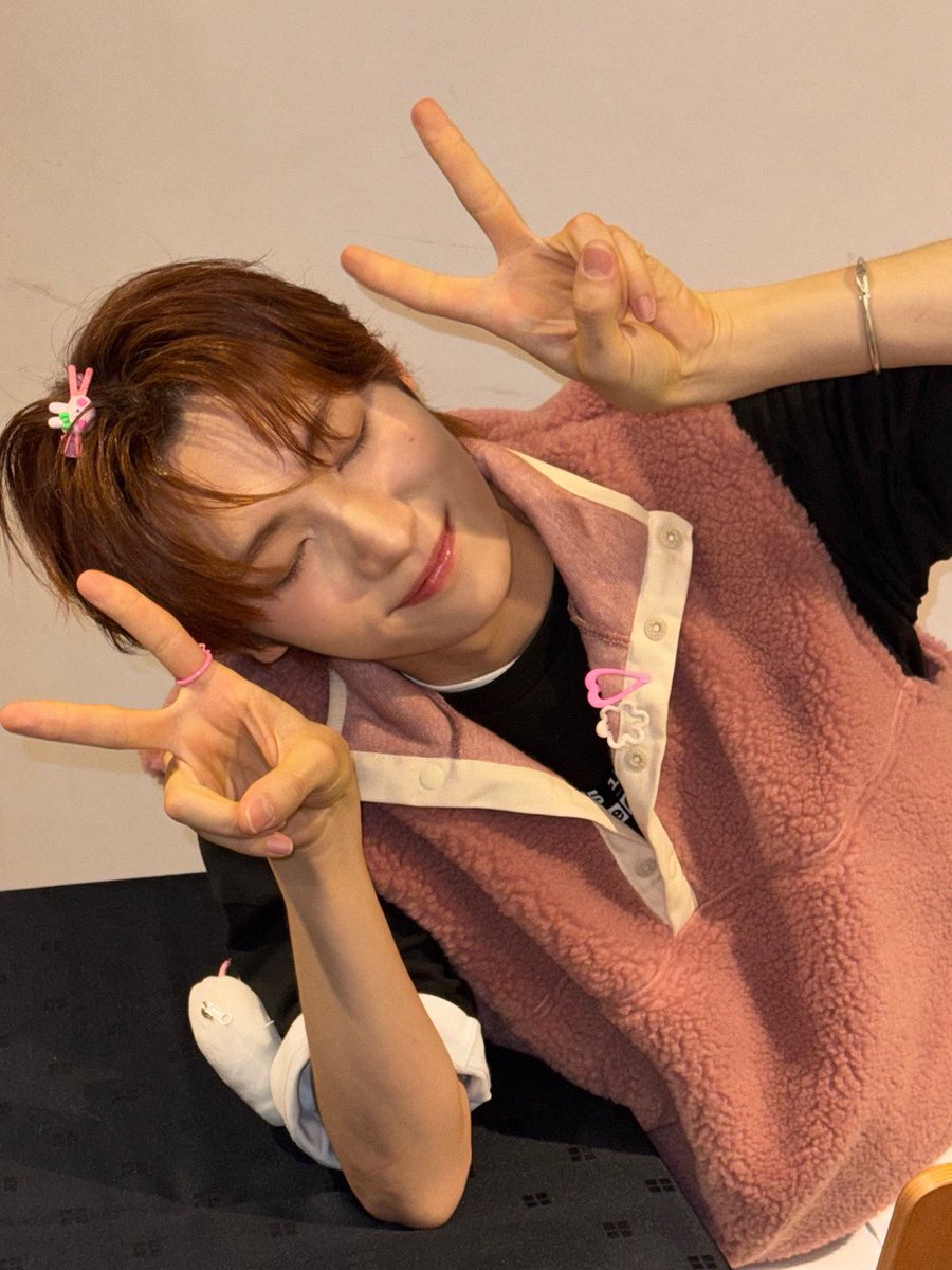 182cmtall's tweet photo. he’s violating the labor standards act because his beauty works hard 24 hours a day or whatever shinyu said https://t.co/7OhE6nmIfT