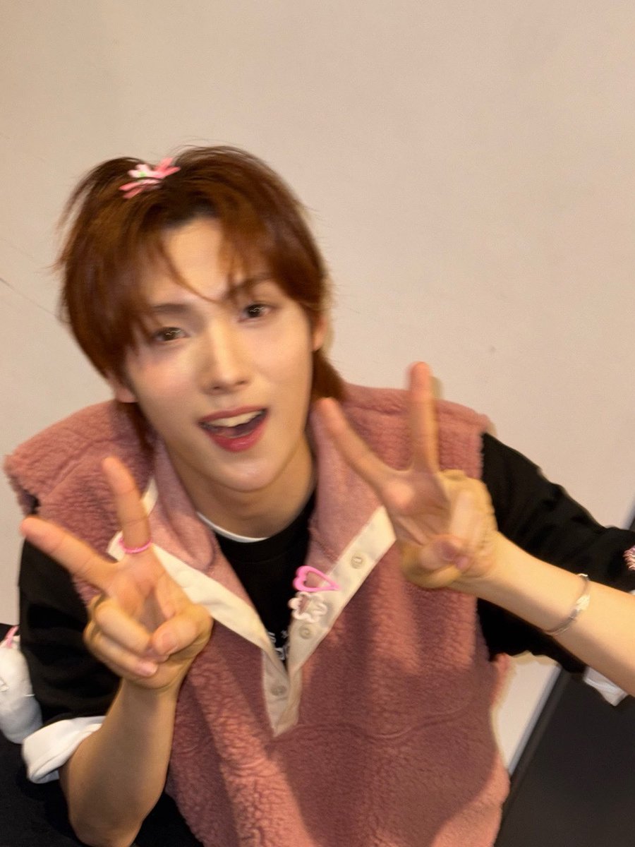 182cmtall's tweet photo. he’s violating the labor standards act because his beauty works hard 24 hours a day or whatever shinyu said https://t.co/7OhE6nmIfT