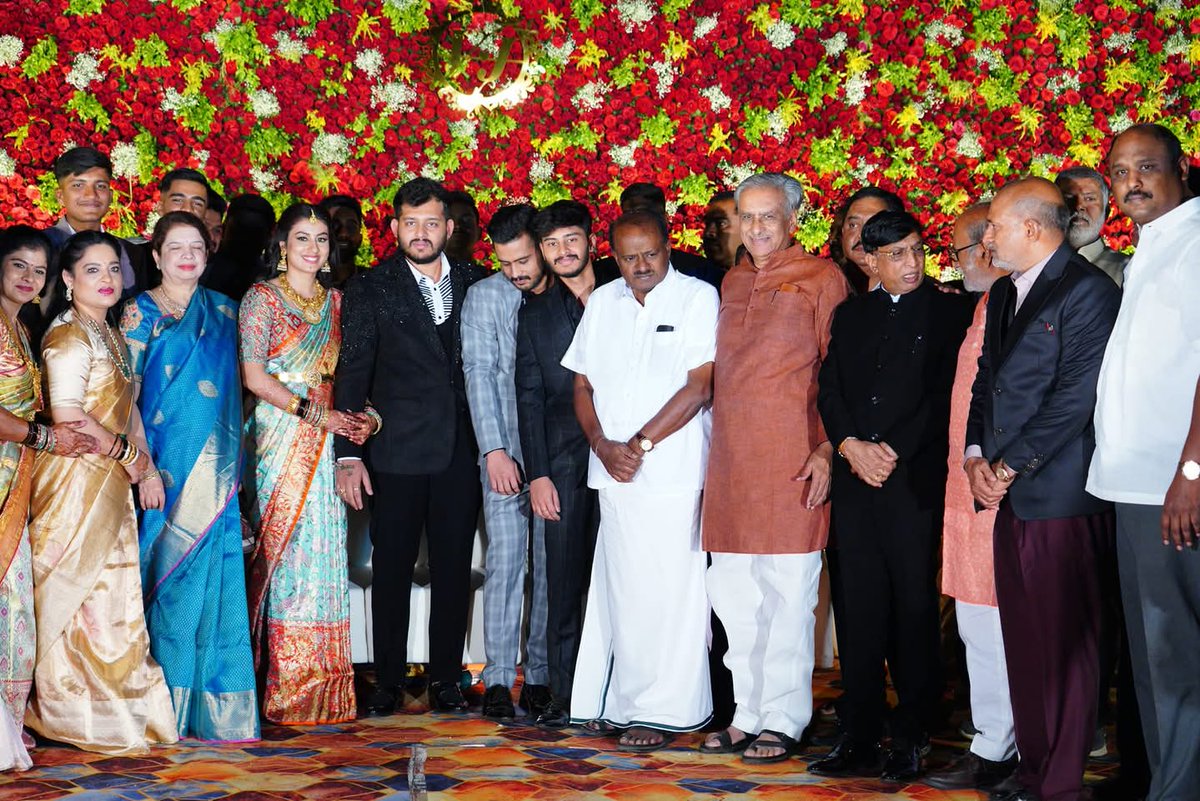 Kumaraswamy4cm's tweet image. ಮಾಜಿ ಸಚಿವರಾದ ಶ್ರೀ ಸಾರಾ ಮಹೇಶ್ ಅವರ ಪುತ್ರ ಸಾರಾ ಜಯಂತ್ ಅವರ ಅರತಕ್ಷತೆ ಸಮಾರಂಭದಲ್ಲಿ ಪಾಲ್ಗೊಂಡ ಶ್ರೀ ಹೆಚ್.ಡಿ ಕುಮಾರಸ್ವಾಮಿ ದಂಪತಿಗಳು.
#karnataka #jds #SaRaMahesh #mysuru #HDKumaraswamy #AnithaKumaraswamy