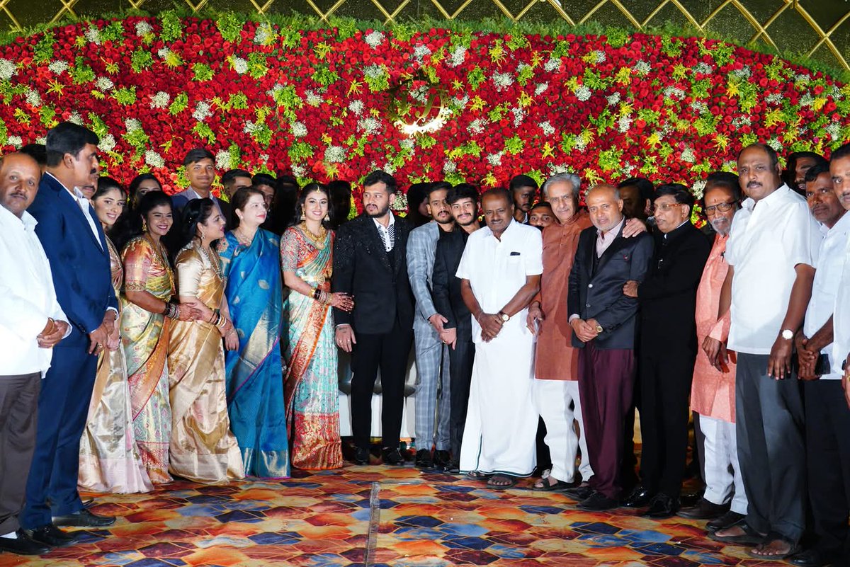 Kumaraswamy4cm's tweet image. ಮಾಜಿ ಸಚಿವರಾದ ಶ್ರೀ ಸಾರಾ ಮಹೇಶ್ ಅವರ ಪುತ್ರ ಸಾರಾ ಜಯಂತ್ ಅವರ ಅರತಕ್ಷತೆ ಸಮಾರಂಭದಲ್ಲಿ ಪಾಲ್ಗೊಂಡ ಶ್ರೀ ಹೆಚ್.ಡಿ ಕುಮಾರಸ್ವಾಮಿ ದಂಪತಿಗಳು.
#karnataka #jds #SaRaMahesh #mysuru #HDKumaraswamy #AnithaKumaraswamy