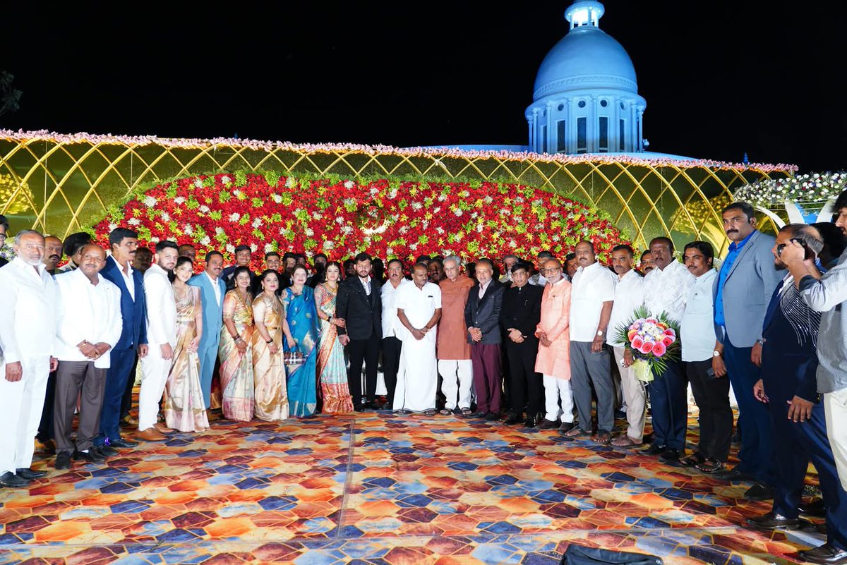 Kumaraswamy4cm's tweet image. ಮಾಜಿ ಸಚಿವರಾದ ಶ್ರೀ ಸಾರಾ ಮಹೇಶ್ ಅವರ ಪುತ್ರ ಸಾರಾ ಜಯಂತ್ ಅವರ ಅರತಕ್ಷತೆ ಸಮಾರಂಭದಲ್ಲಿ ಪಾಲ್ಗೊಂಡ ಶ್ರೀ ಹೆಚ್.ಡಿ ಕುಮಾರಸ್ವಾಮಿ ದಂಪತಿಗಳು.
#karnataka #jds #SaRaMahesh #mysuru #HDKumaraswamy #AnithaKumaraswamy