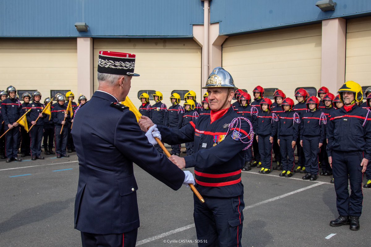 #Cérémonie | Aujourd’hui le centre d'incendie et de secours de Draveil/Vigneux a changé de chef ! 🫡
Le Lieutenant Jérôme Cailleau en est officiellement devenu le chef. Il succède au Capitaine Laurent Brunot, désormais au groupement Formation.
Félicitations ! 👏