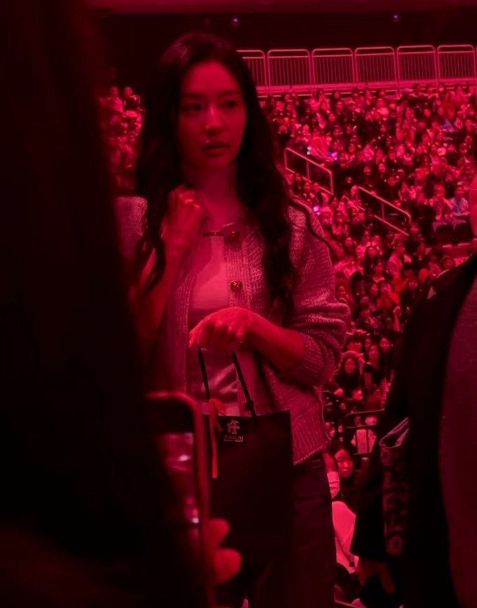 그니까 난 이제 김지원을 모르겠어.........
어설픈 카리스마였다가 붕방강아디인데 또 개쌉미치겠는어른여자이기도 해