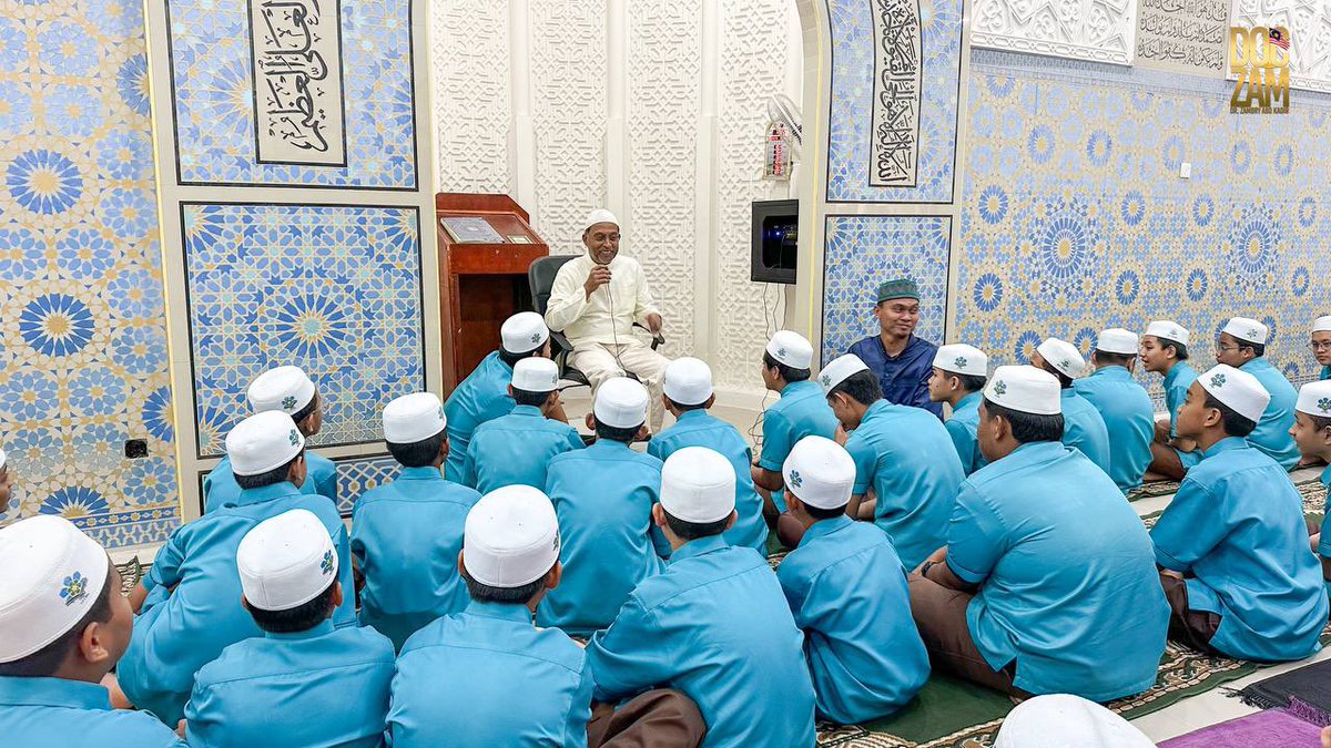 ZambryOfficial's tweet photo. Rutin setiap kali bulan Ramadan saya antaranya ialah berbuka puasa dengan anak-anak Maahad Tahfiz Bayt Al Ikhlas, Kg Padang Tembak, Lumut. 

Alhamdulillah. Cuaca pun sangat baik. Dapat berbuka di dalam talam secara berjemaah. Sebelum itu sempat diadakan tahlil ringkas dan juga sesi perkongsian saya dengan anak-anak tahfiz ini. Semuanya berkisar tentang pentingnya pembelajaran dan saya yakin anak-anak tahfiz ini boleh membuktikan bahawa mereka mampu melanjutkan pelajara ke peringkat lebih tinggi seperti abang-abang senior mereka sebelum ini. 

Doakan anak-anak tahfiz ini semuanya cemerlang dunia akhirat insya-Allah. 

#doczam